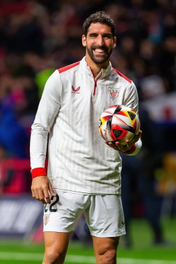 Madrid, İspanya - 7 Şubat 2024: Madrid 'de Atletico de Madrid ile Atletico de Bilbao arasında oynanan Copa del Rey yarı final maçı. Athletico de Bilbao için zafer. Raul Garcia topu aldı..