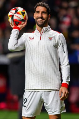 Madrid, İspanya - 7 Şubat 2024: Madrid 'de Atletico de Madrid ile Atletico de Bilbao arasında oynanan Copa del Rey yarı final maçı. Athletico de Bilbao için zafer. Raul Garcia topu aldı..