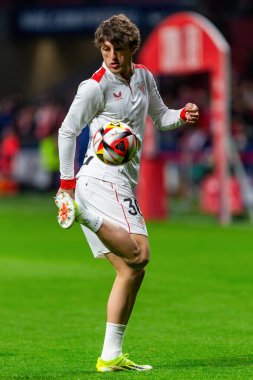 Madrid, İspanya - 7 Şubat 2024: Madrid 'de Atletico de Madrid ile Atletico de Bilbao arasında oynanan Copa del Rey yarı final maçı. Athletico de Bilbao için zafer. Top Unai Gomez 'de.