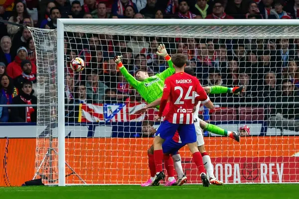 Madrid, İspanya - 7 Şubat 2024: Madrid 'de Atletico de Madrid ile Atletico de Bilbao arasında oynanan Copa del Rey yarı final maçı. Athletico de Bilbao için zafer. Futbolcular