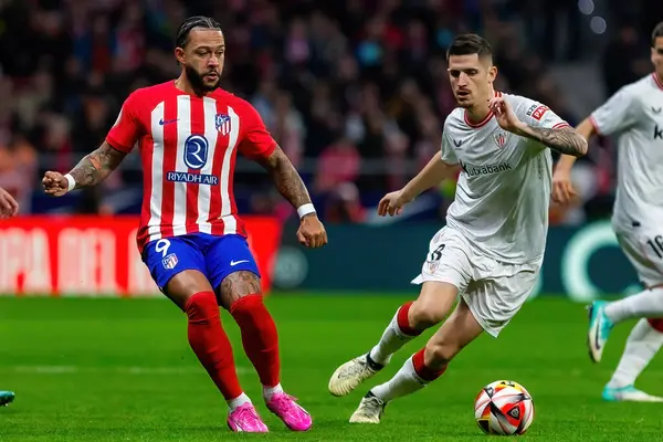Madrid, İspanya - 7 Şubat 2024: Madrid 'de Atletico de Madrid ile Atletico de Bilbao arasında oynanan Copa del Rey yarı final maçı. Athletico de Bilbao için zafer. Futbolcular