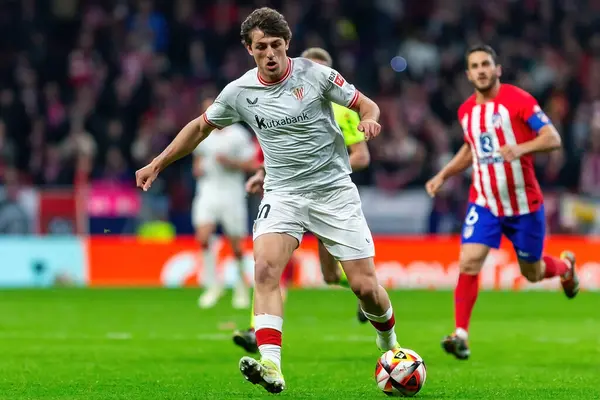 Madrid, İspanya - 7 Şubat 2024: Madrid 'de Atletico de Madrid ile Atletico de Bilbao arasında oynanan Copa del Rey yarı final maçı. Athletico de Bilbao için zafer. Futbolcular