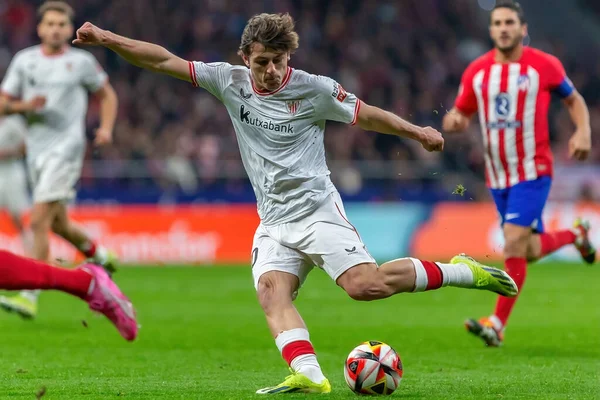 Madrid, İspanya - 7 Şubat 2024: Madrid 'de Atletico de Madrid ile Atletico de Bilbao arasında oynanan Copa del Rey yarı final maçı. Athletico de Bilbao için zafer. Futbolcular