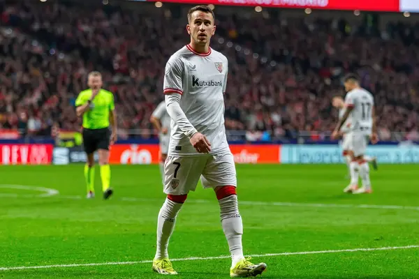Madrid, İspanya - 7 Şubat 2024: Madrid 'de Atletico de Madrid ile Atletico de Bilbao arasında oynanan Copa del Rey yarı final maçı. Athletico de Bilbao için zafer. Futbolcular