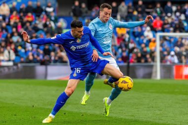 Madrid, İspanya - 11 Şubat 2024 Getafe FC ile Celta de Vigo arasındaki lig maçı. Zafer kazan. Profesyonel futbolcular. Top için savaş..