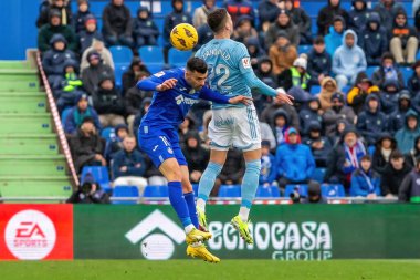 Madrid, İspanya - 11 Şubat 2024 Getafe FC ile Celta de Vigo arasındaki lig maçı. Zafer kazan. Profesyonel futbolcular. Top için savaş..