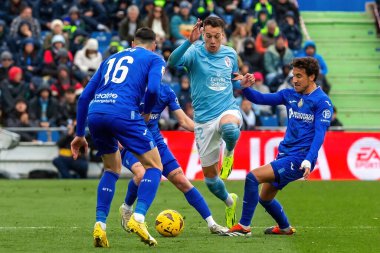 Madrid, İspanya - 11 Şubat 2024 Getafe FC ile Celta de Vigo arasındaki lig maçı. Zafer kazan. Profesyonel futbolcular. Top için savaş..