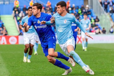 Madrid, İspanya - 11 Şubat 2024 Getafe FC ile Celta de Vigo arasındaki lig maçı. Zafer kazan. Profesyonel futbolcular. Top için savaş..