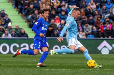 Madrid, İspanya - 11 Şubat 2024 Getafe FC ile Celta de Vigo arasındaki lig maçı. Zafer kazan. Profesyonel futbolcular. Top için savaş..