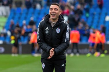 Madrid, İspanya - 11 Şubat 2024 Getafe FC ile Celta de Vigo arasındaki lig maçı. Zafer kazan. Iago Aspas topu aldı. Profesyonel futbolcular. Top için savaş..