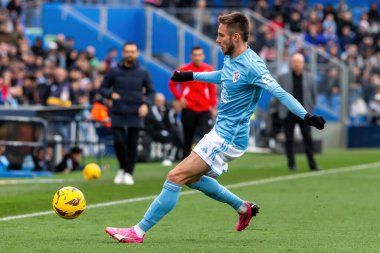 Madrid, İspanya - 11 Şubat 2024 Getafe FC ile Celta de Vigo arasındaki lig maçı. Zafer kazan. Celta de Vigo oyuncuları. Top için savaş..