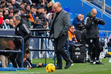 Madrid, İspanya - 11 Şubat 2024 Getafe FC ile Celta de Vigo arasındaki lig maçı. Zafer kazan. Javier Benitez koçu. Profesyonel futbolcular. Top için savaş..