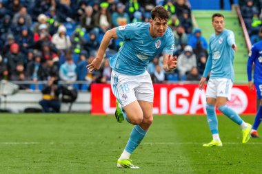 Madrid, İspanya - 11 Şubat 2024 Getafe FC ile Celta de Vigo arasındaki lig maçı. Zafer kazan. Top Jorgen Larsen 'da. Profesyonel futbolcular. Top için savaş..