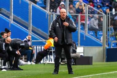 Madrid, İspanya - 11 Şubat 2024 Getafe FC ile Celta de Vigo arasındaki lig maçı. Zafer kazan. Javier Benitez koçu. Profesyonel futbolcular. Top için savaş..