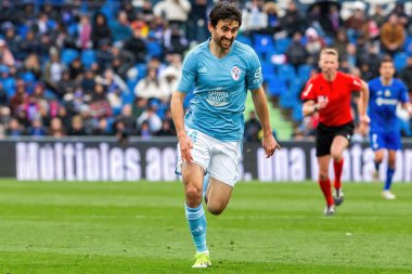 Madrid, İspanya - 11 Şubat 2024 Getafe FC ile Celta de Vigo arasındaki lig maçı. Zafer kazan. Celta de Vigo oyuncuları. Top için savaş..