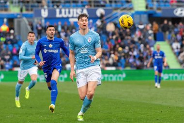 Madrid, İspanya - 11 Şubat 2024 Getafe FC ile Celta de Vigo arasındaki lig maçı. Zafer kazan. Top Jorgen Larsen 'da. Profesyonel futbolcular. Top için savaş..