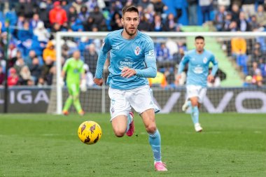 Madrid, İspanya - 11 Şubat 2024 Getafe FC ile Celta de Vigo arasındaki lig maçı. Zafer kazan. Celta de Vigo oyuncuları. Top için savaş..