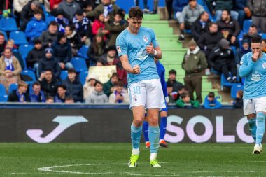 Madrid, İspanya - 11 Şubat 2024 Getafe FC ile Celta de Vigo arasındaki lig maçı. Zafer kazan. Celta bir golü kutluyor. Profesyonel futbolcular. Top için savaş..