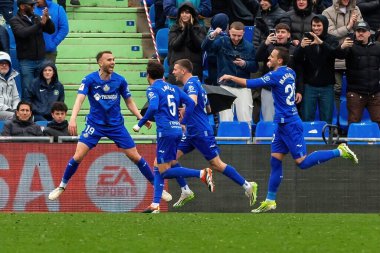 Madrid, İspanya - 11 Şubat 2024 Getafe FC ile Celta de Vigo arasındaki lig maçı. Zafer kazan. Getafe bir gol kutluyor. Profesyonel futbolcular. Top için savaş..
