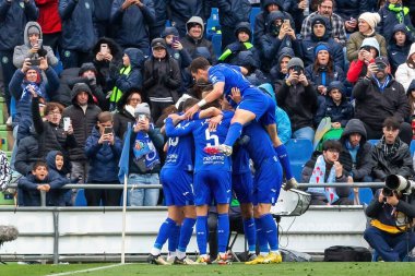 Madrid, İspanya - 11 Şubat 2024 Getafe FC ile Celta de Vigo arasındaki lig maçı. Zafer kazan. Getafe bir gol kutluyor. Profesyonel futbolcular. Top için savaş..
