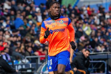 Madrid, İspanya - 11 Şubat 2024 Getafe FC ile Celta de Vigo arasındaki lig maçı. Zafer kazan. Top Ilaix Moriba 'da. Profesyonel futbolcular. Top için savaş..