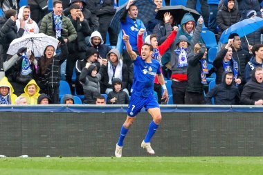 Madrid, İspanya - 11 Şubat 2024 Getafe FC ile Celta de Vigo arasındaki lig maçı. Zafer kazan. Mata bir gol kutluyor. Profesyonel futbolcular. Top için savaş..