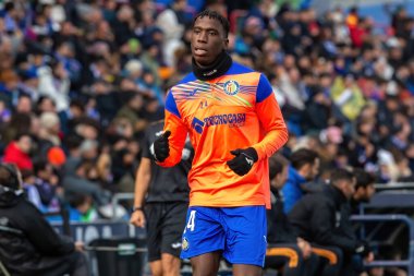Madrid, İspanya - 11 Şubat 2024 Getafe FC ile Celta de Vigo arasındaki lig maçı. Zafer kazan. Top Ilaix Moriba 'da. Profesyonel futbolcular. Top için savaş..