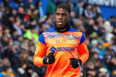 Madrid, İspanya - 11 Şubat 2024 Getafe FC ile Celta de Vigo arasındaki lig maçı. Zafer kazan. Top Ilaix Moriba 'da. Profesyonel futbolcular. Top için savaş..