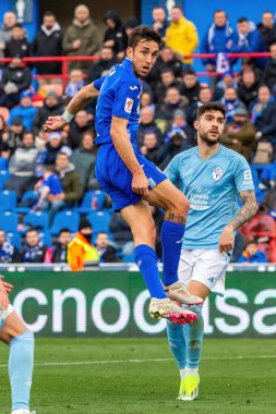Madrid, İspanya - 11 Şubat 2024 Getafe FC ile Celta de Vigo arasındaki lig maçı. Zafer kazan. Mata bir gol kutluyor. Profesyonel futbolcular. Top için savaş..