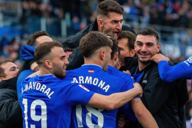 Madrid, İspanya - 11 Şubat 2024 Getafe FC ile Celta de Vigo arasındaki lig maçı. Zafer kazan. Getafe bir gol kutluyor. Profesyonel futbolcular. Top için savaş..