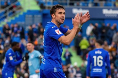 Madrid, İspanya - 11 Şubat 2024 Getafe FC ile Celta de Vigo arasındaki lig maçı. Zafer kazan. Mata bir gol kutluyor. Profesyonel futbolcular. Top için savaş..