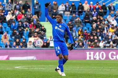 Madrid, İspanya - 11 Şubat 2024 Getafe FC ile Celta de Vigo arasındaki lig maçı. Zafer kazan. Top Ilaix Moriba 'da. Profesyonel futbolcular. Top için savaş..