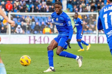 Madrid, İspanya - 11 Şubat 2024 Getafe FC ile Celta de Vigo arasındaki lig maçı. Zafer kazan. Top Ilaix Moriba 'da. Profesyonel futbolcular. Top için savaş..