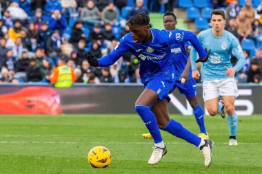 Madrid, İspanya - 11 Şubat 2024 Getafe FC ile Celta de Vigo arasındaki lig maçı. Zafer kazan. Top Ilaix Moriba 'da. Profesyonel futbolcular. Top için savaş..