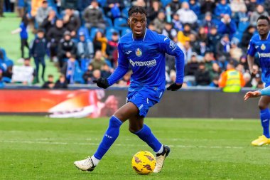 Madrid, İspanya - 11 Şubat 2024 Getafe FC ile Celta de Vigo arasındaki lig maçı. Zafer kazan. Top Ilaix Moriba 'da. Profesyonel futbolcular. Top için savaş..