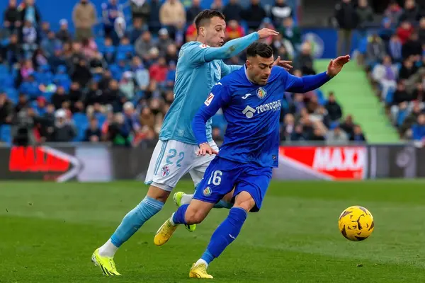 Madrid, İspanya - 11 Şubat 2024 Getafe FC ile Celta de Vigo arasındaki lig maçı. Zafer kazan. Profesyonel futbolcular. Top için savaş..