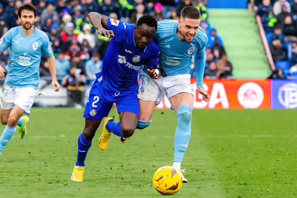 Madrid, İspanya - 11 Şubat 2024 Getafe FC ile Celta de Vigo arasındaki lig maçı. Zafer kazan. Profesyonel futbolcular. Top için savaş..