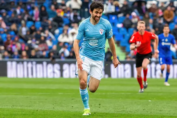 Madrid, İspanya - 11 Şubat 2024 Getafe FC ile Celta de Vigo arasındaki lig maçı. Zafer kazan. Celta de Vigo oyuncuları. Top için savaş..