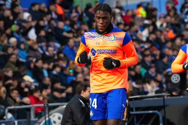 Madrid, İspanya - 11 Şubat 2024 Getafe FC ile Celta de Vigo arasındaki lig maçı. Zafer kazan. Top Ilaix Moriba 'da. Profesyonel futbolcular. Top için savaş..