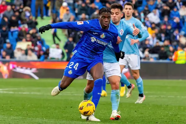 Madrid, İspanya - 11 Şubat 2024 Getafe FC ile Celta de Vigo arasındaki lig maçı. Zafer kazan. Top Ilaix Moriba 'da. Profesyonel futbolcular. Top için savaş..