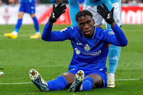 Madrid, İspanya - 11 Şubat 2024 Getafe FC ile Celta de Vigo arasındaki lig maçı. Zafer kazan. Top Ilaix Moriba 'da. Profesyonel futbolcular. Top için savaş..