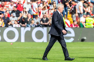 Madrid, İspanya - 18 Şubat 2024: Rayo Vallecano ve Real Madrid arasındaki lig maçı başkentte oynandı. Carlo Ancelotti maç sırasında. Madrid Derbisi. Profesyonel futbolcular.