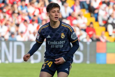 Madrid, İspanya - 18 Şubat 2024: Rayo Vallecano ve Real Madrid arasındaki lig maçı başkentte oynandı. Maç sırasında Burn Güler. Madrid Derbisi. Profesyonel futbolcular.