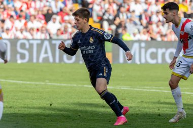 Madrid, İspanya - 18 Şubat 2024: Rayo Vallecano ve Real Madrid arasındaki lig maçı başkentte oynandı. Maç sırasında Burn Güler. Madrid Derbisi. Profesyonel futbolcular.