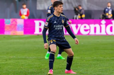 Madrid, İspanya - 18 Şubat 2024: Rayo Vallecano ve Real Madrid arasındaki lig maçı başkentte oynandı. Maç sırasında Burn Güler. Madrid Derbisi. Profesyonel futbolcular.