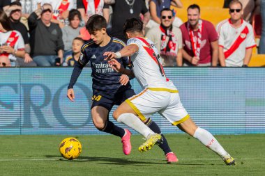 Madrid, İspanya - 18 Şubat 2024: Rayo Vallecano ve Real Madrid arasındaki lig maçı başkentte oynandı. Maç sırasında Burn Güler. Madrid Derbisi. Profesyonel futbolcular.