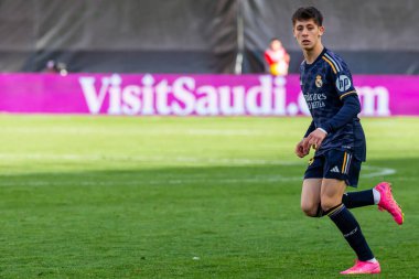 Madrid, İspanya - 18 Şubat 2024: Rayo Vallecano ve Real Madrid arasındaki lig maçı başkentte oynandı. Maç sırasında Burn Güler. Madrid Derbisi. Profesyonel futbolcular.