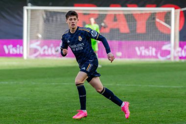 Madrid, İspanya - 18 Şubat 2024: Rayo Vallecano ve Real Madrid arasındaki lig maçı başkentte oynandı. Maç sırasında Burn Güler. Madrid Derbisi. Profesyonel futbolcular.