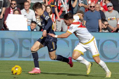 Madrid, İspanya - 18 Şubat 2024: Rayo Vallecano ve Real Madrid arasındaki lig maçı başkentte oynandı. Maç sırasında Burn Güler. Madrid Derbisi. Profesyonel futbolcular.