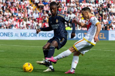 Madrid, İspanya - 18 Şubat 2024: Rayo Vallecano ve Real Madrid arasındaki lig maçı başkentte oynandı. Maç sırasında Camavinga. Madrid Derbisi. Profesyonel futbolcular.